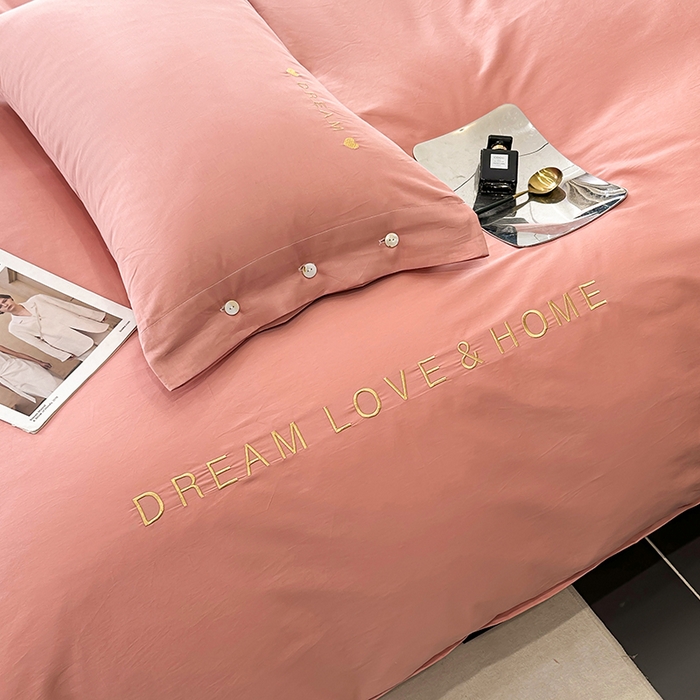 91家纺网 家纺一手货源 找家纺 宇彬家纺 2025直播热款13374全棉母婴级纽扣款压线纯色刺绣四件套全棉贡缎新疆长绒棉字母款轻奢 纽扣-奶油粉