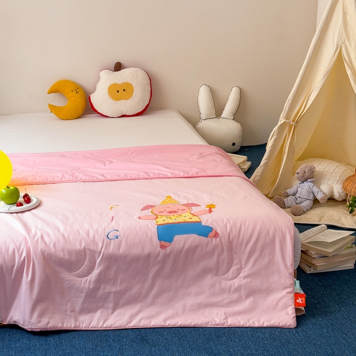 91家纺网 家纺一手货源 找家纺 2025新款快乐多巴胺纯棉夏被 粉色彩虹小猪猪