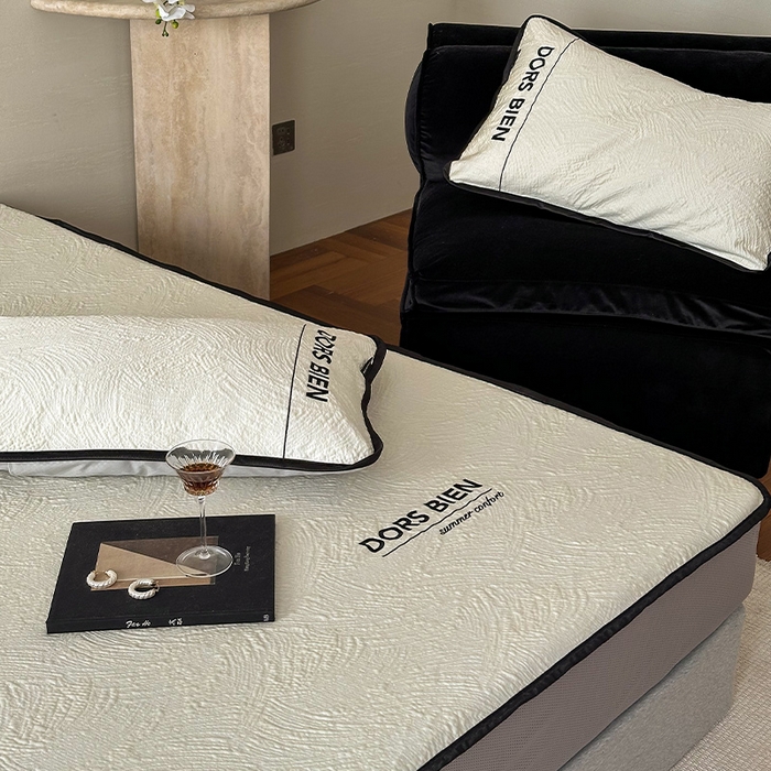 91家纺网 家纺一手货源 找家纺 圆岛家纺 2025新款3D高分子凉感浮雕提花软凉席床笠款三件套 漠语-白