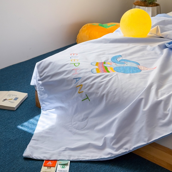 91家纺网 家纺一手货源 找家纺 2025新款快乐多巴胺纯棉夏被 蓝色彩虹小象