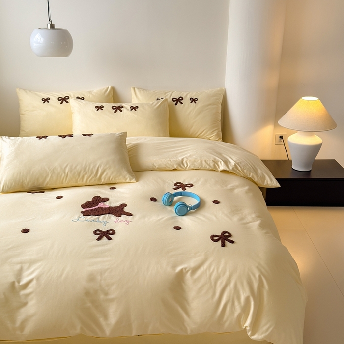 91家纺网 家纺一手货源 找家纺 锦觅家纺 2025新款卡通小清新毛巾绣全棉纯棉四件套（大版定位花型） 奶油兔兔