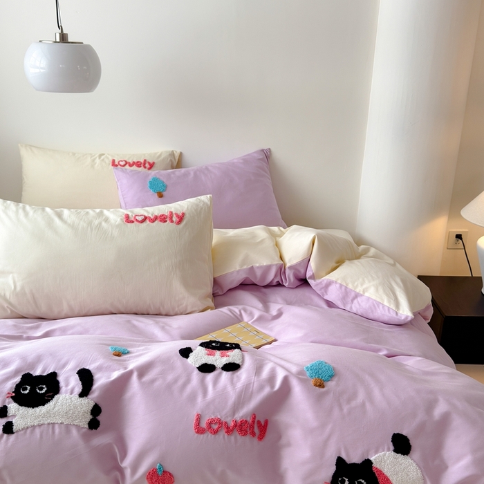 91家纺网 家纺一手货源 找家纺 锦觅家纺 2025新款卡通小清新毛巾绣全棉纯棉四件套（大版定位花型） 嬉戏猫咪