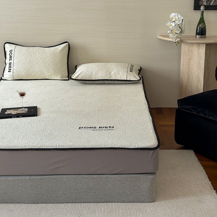 91家纺网 家纺一手货源 找家纺 圆岛家纺 2025新款3D高分子凉感浮雕提花软凉席床笠款三件套 漠语-白