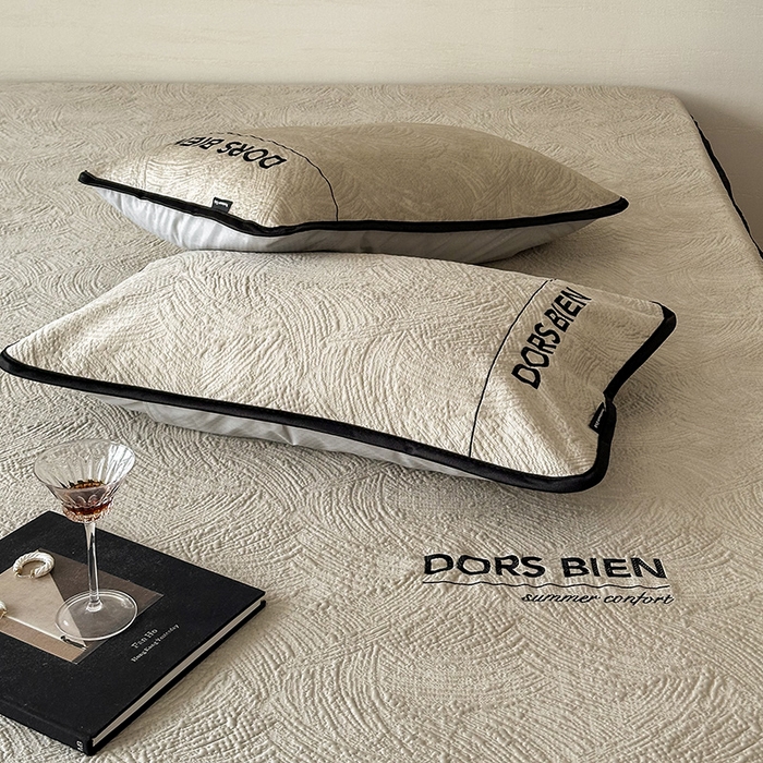 91家纺网 家纺一手货源 找家纺 圆岛家纺 2025新款3D高分子凉感浮雕提花软凉席床笠款三件套 漠语-咖