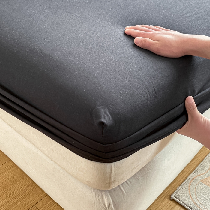 91家纺网 家纺一手货源 找家纺 芷凡家纺 2025新款水洗皱皱云感棉纯色床笠 酷黑