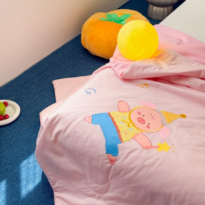 91家纺网 家纺一手货源 找家纺 2025新款快乐多巴胺纯棉夏被 粉色彩虹小猪猪
