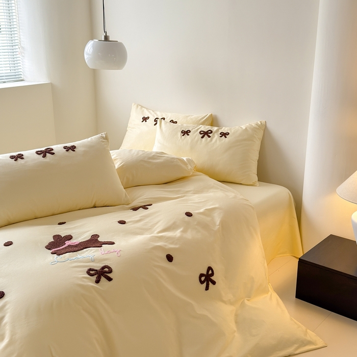 91家纺网 家纺一手货源 找家纺 锦觅家纺 2025新款卡通小清新毛巾绣全棉纯棉四件套（大版定位花型） 奶油兔兔