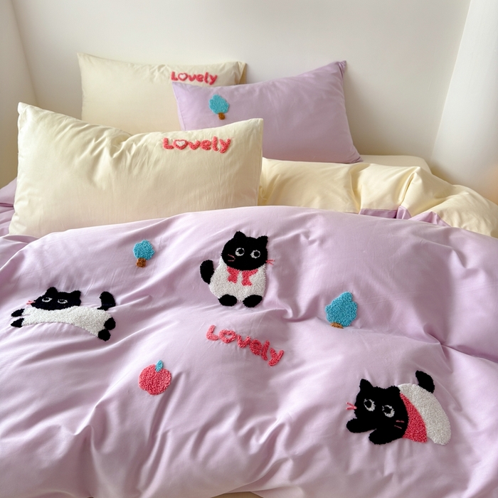 91家纺网 家纺一手货源 找家纺 锦觅家纺 2025新款卡通小清新毛巾绣全棉纯棉四件套（大版定位花型） 嬉戏猫咪