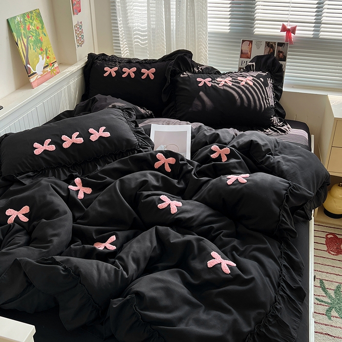 91家纺网 家纺一手货源 找家纺 艺玲家纺 2025新款赫本风系列法式花边水洗棉四件套 小香风 蝴蝶结-黑色