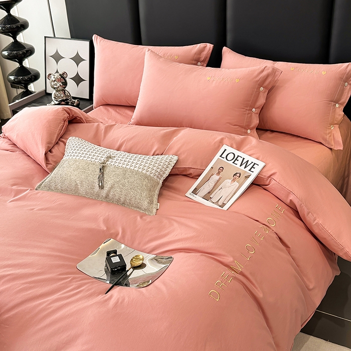 91家纺网 家纺一手货源 找家纺 宇彬家纺 2025直播热款13374全棉母婴级纽扣款压线纯色刺绣四件套全棉贡缎新疆长绒棉字母款轻奢 纽扣-奶油粉