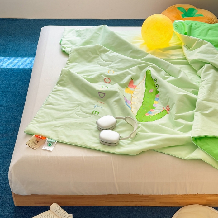 91家纺网 家纺一手货源 找家纺 2025新款快乐多巴胺纯棉夏被 绿色彩虹小鳄鱼