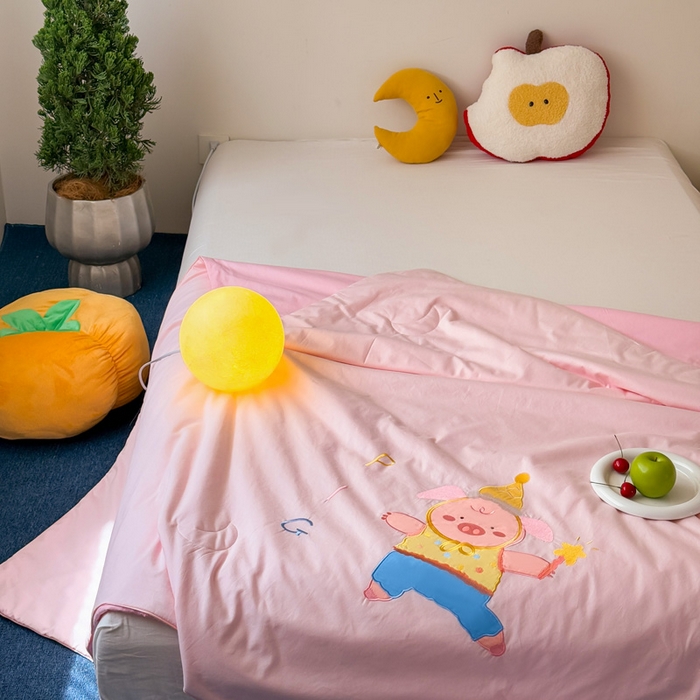 91家纺网 家纺一手货源 找家纺 2025新款快乐多巴胺纯棉夏被 粉色彩虹小猪猪