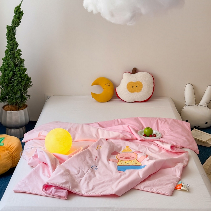 91家纺网 家纺一手货源 找家纺 2025新款快乐多巴胺纯棉夏被 粉色彩虹小猪猪