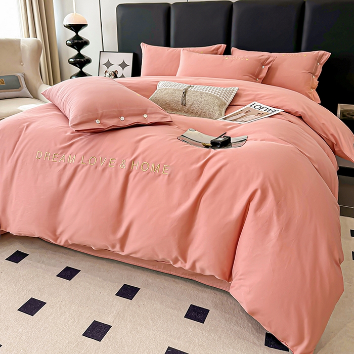 91家纺网 家纺一手货源 找家纺 宇彬家纺 2025直播热款13374全棉母婴级纽扣款压线纯色刺绣四件套全棉贡缎新疆长绒棉字母款轻奢 纽扣-奶油粉