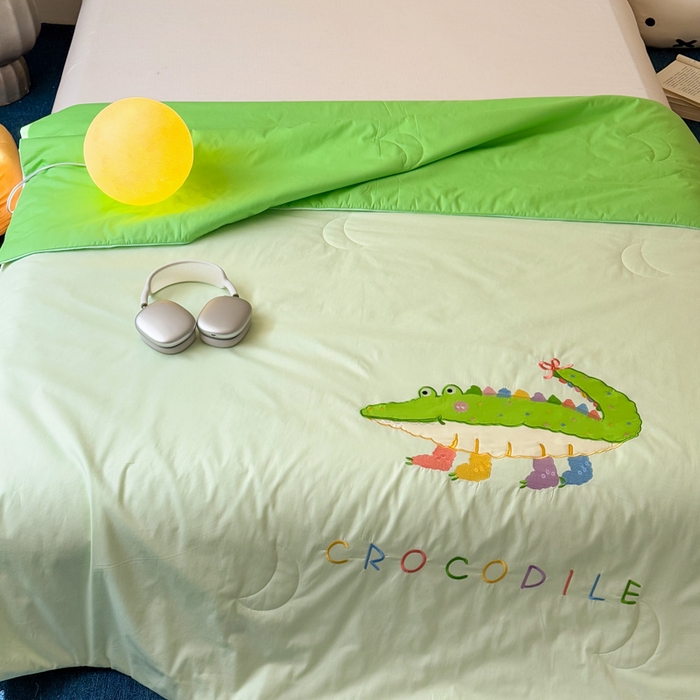 91家纺网 家纺一手货源 找家纺 2025新款快乐多巴胺纯棉夏被 绿色彩虹小鳄鱼