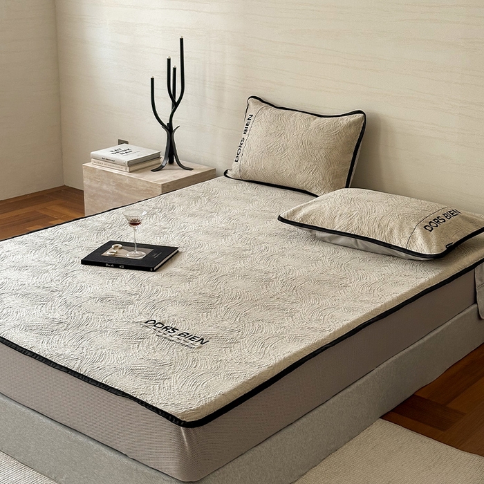 91家纺网 家纺一手货源 找家纺 圆岛家纺 2025新款3D高分子凉感浮雕提花软凉席床笠款三件套 漠语-咖