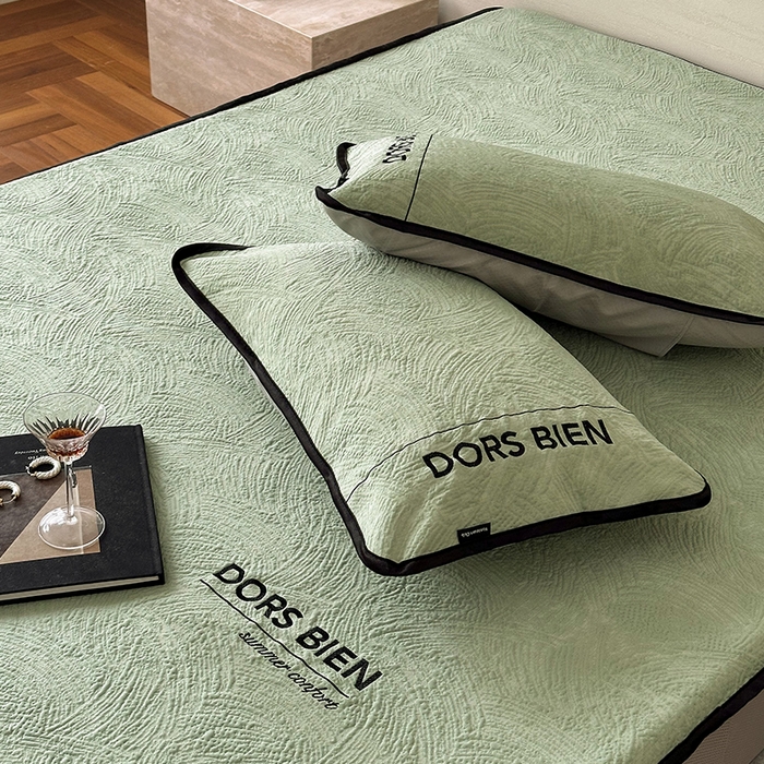 91家纺网 家纺一手货源 找家纺 圆岛家纺 2025新款3D高分子凉感浮雕提花软凉席床笠款三件套 漠语-绿