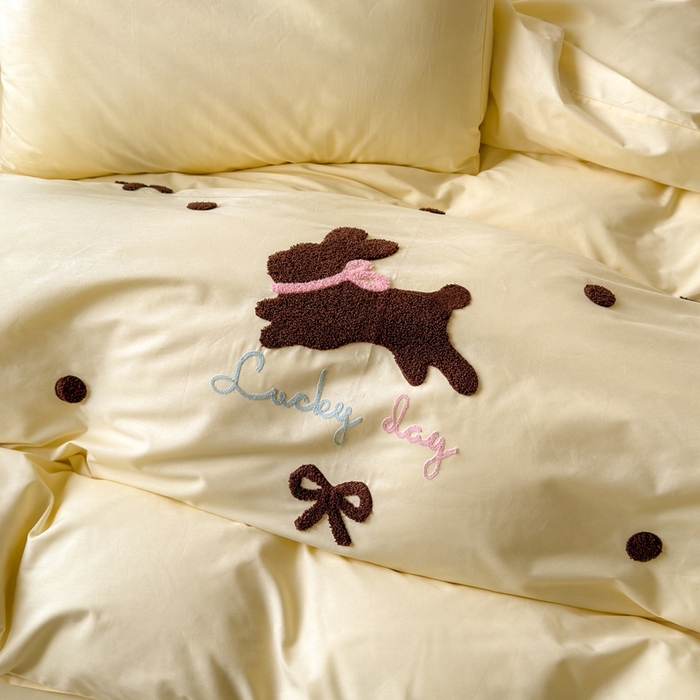 91家纺网 家纺一手货源 找家纺 锦觅家纺 2025新款卡通小清新毛巾绣全棉纯棉四件套（大版定位花型） 奶油兔兔