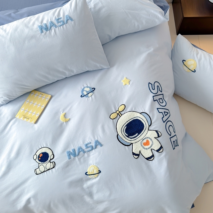 91家纺网 家纺一手货源 找家纺 锦觅家纺 2025新款卡通小清新毛巾绣全棉纯棉四件套（大版定位花型） 小宇航员