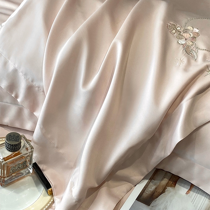 91家纺网 家纺一手货源 找家纺 优悦 2025新款冰丝简奢绣花四件套 雅韵佳人-粉