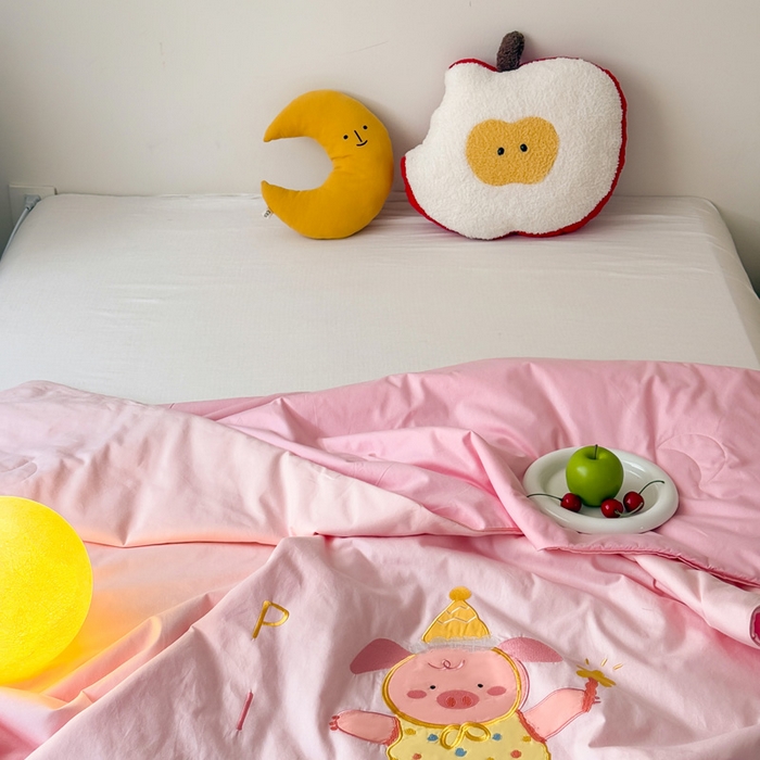 91家纺网 家纺一手货源 找家纺 2025新款快乐多巴胺纯棉夏被 粉色彩虹小猪猪