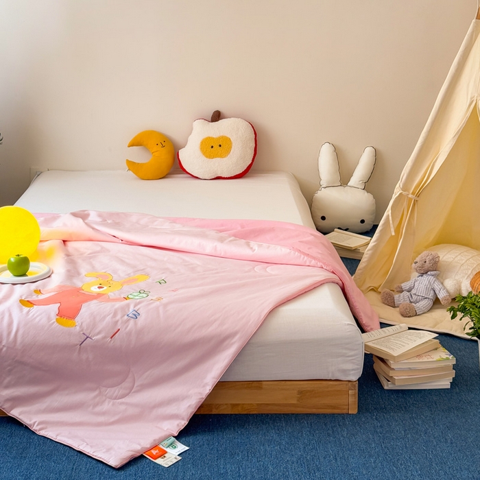 91家纺网 家纺一手货源 找家纺 2025新款快乐多巴胺纯棉夏被 粉色彩虹小兔兔