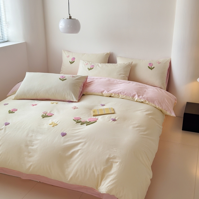 91家纺网 家纺一手货源 找家纺 锦觅家纺 2025新款卡通小清新毛巾绣全棉纯棉四件套（大版定位花型） 蝶恋花（米粉）