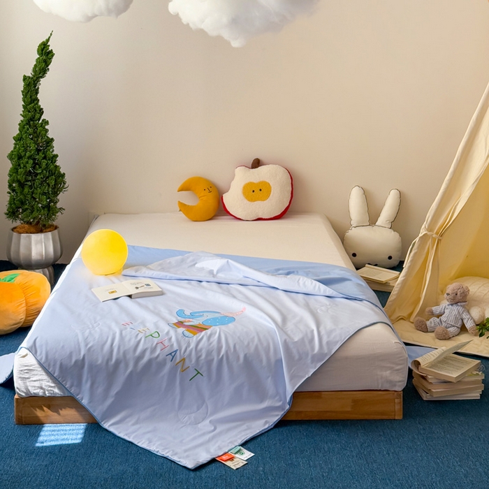 91家纺网 家纺一手货源 找家纺 2025新款快乐多巴胺纯棉夏被 蓝色彩虹小象