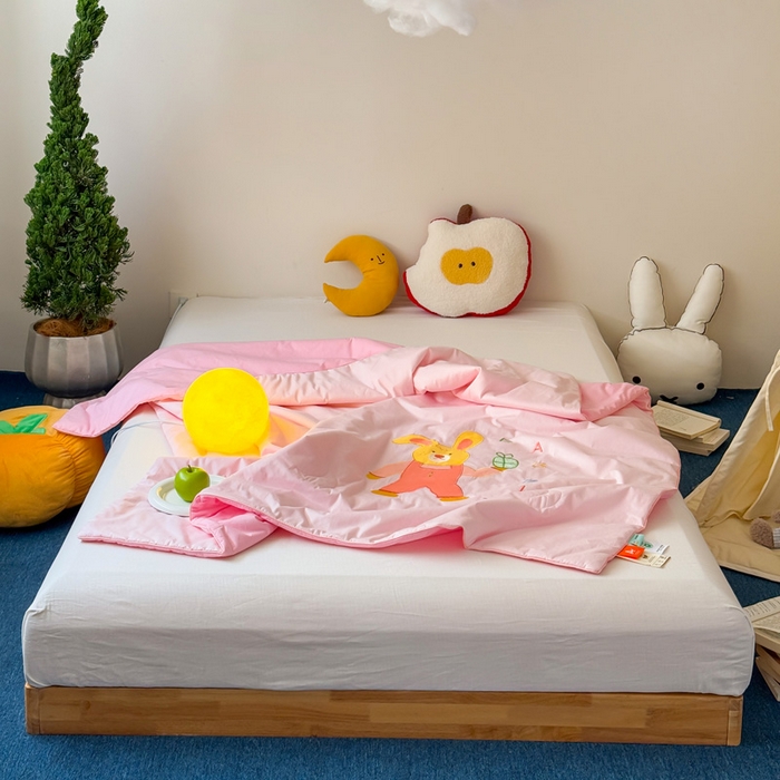 91家纺网 家纺一手货源 找家纺 2025新款快乐多巴胺纯棉夏被 粉色彩虹小兔兔