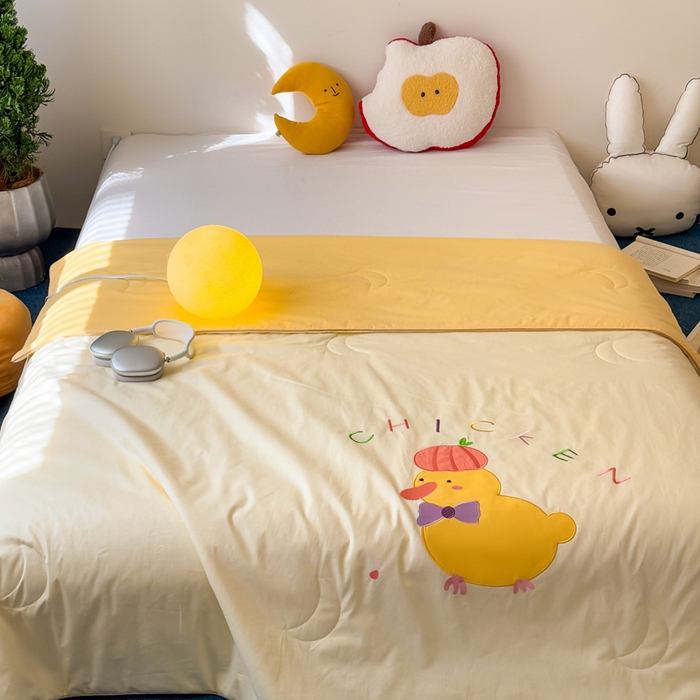 91家纺网 家纺一手货源 找家纺 2025新款快乐多巴胺纯棉夏被 黄色彩虹小鸭子