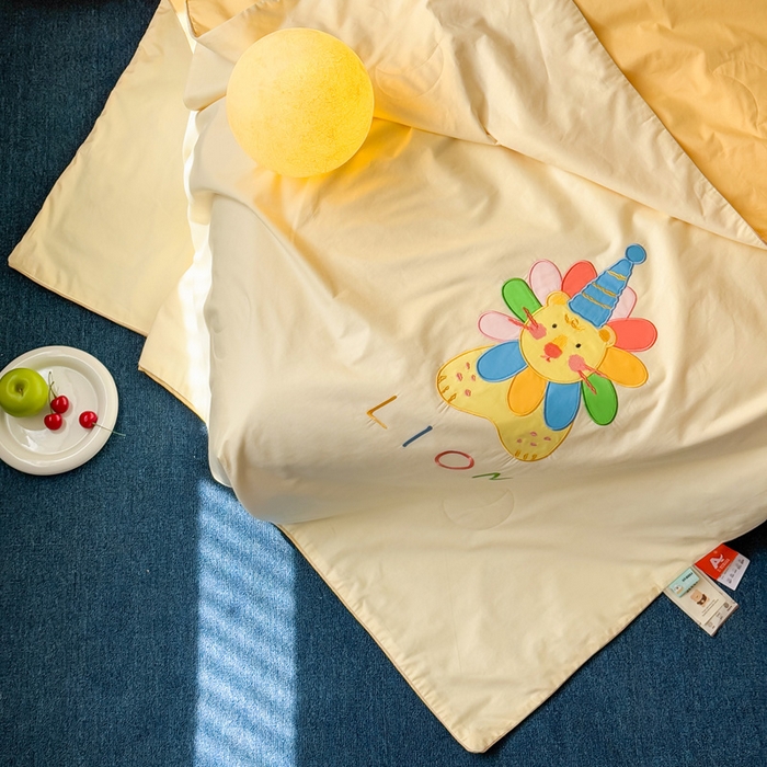 91家纺网 家纺一手货源 找家纺 2025新款快乐多巴胺纯棉夏被 黄色彩虹小狮子