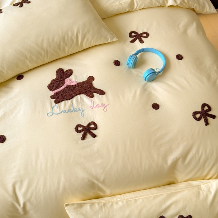 91家纺网 家纺一手货源 找家纺 锦觅家纺 2025新款卡通小清新毛巾绣全棉纯棉四件套（大版定位花型） 奶油兔兔