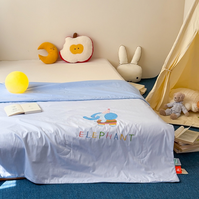 91家纺网 家纺一手货源 找家纺 2025新款快乐多巴胺纯棉夏被 蓝色彩虹小象