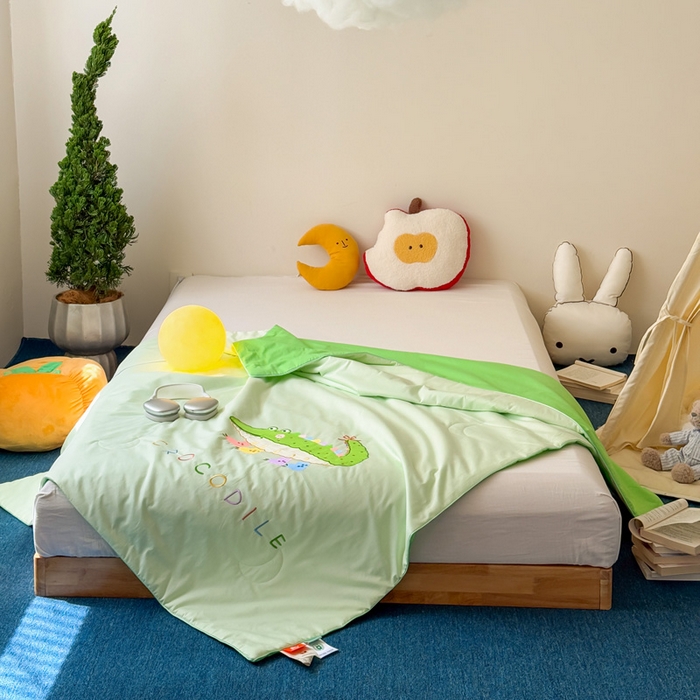 91家纺网 家纺一手货源 找家纺 2025新款快乐多巴胺纯棉夏被 绿色彩虹小鳄鱼
