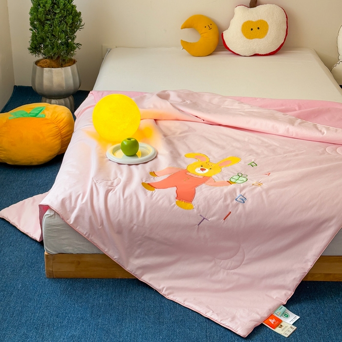 91家纺网 家纺一手货源 找家纺 2025新款快乐多巴胺纯棉夏被 粉色彩虹小兔兔