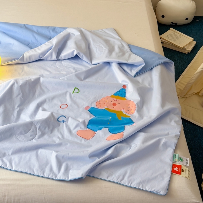 91家纺网 家纺一手货源 找家纺 2025新款快乐多巴胺纯棉夏被 蓝色彩虹小狗