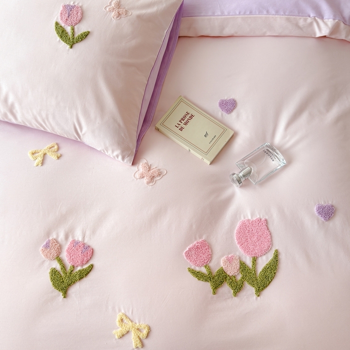 91家纺网 家纺一手货源 找家纺 锦觅家纺 2025新款卡通小清新毛巾绣全棉纯棉四件套（大版定位花型） 蝶恋花（粉紫）