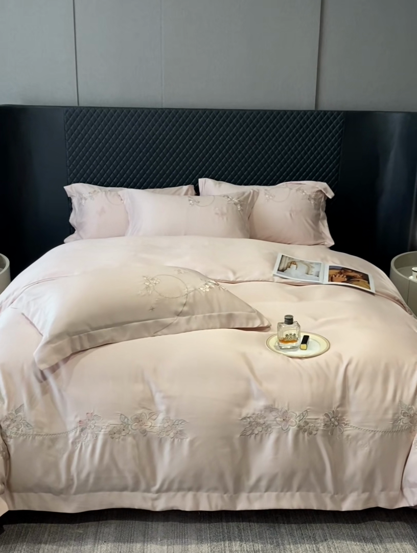 91家纺网 家纺一手货源 找家纺 优悦 2025新款冰丝简奢绣花四件套 雅韵佳人-粉