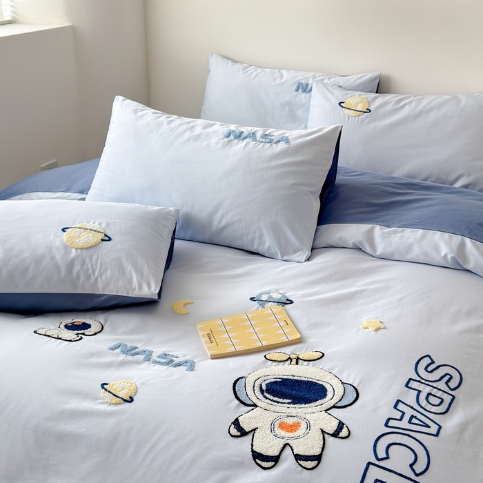 91家纺网 家纺一手货源 找家纺 锦觅家纺 2025新款卡通小清新毛巾绣全棉纯棉四件套（大版定位花型） 小宇航员