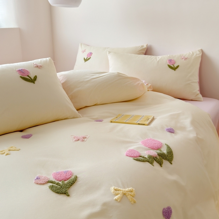 91家纺网 家纺一手货源 找家纺 锦觅家纺 2025新款卡通小清新毛巾绣全棉纯棉四件套（大版定位花型） 蝶恋花（米粉）