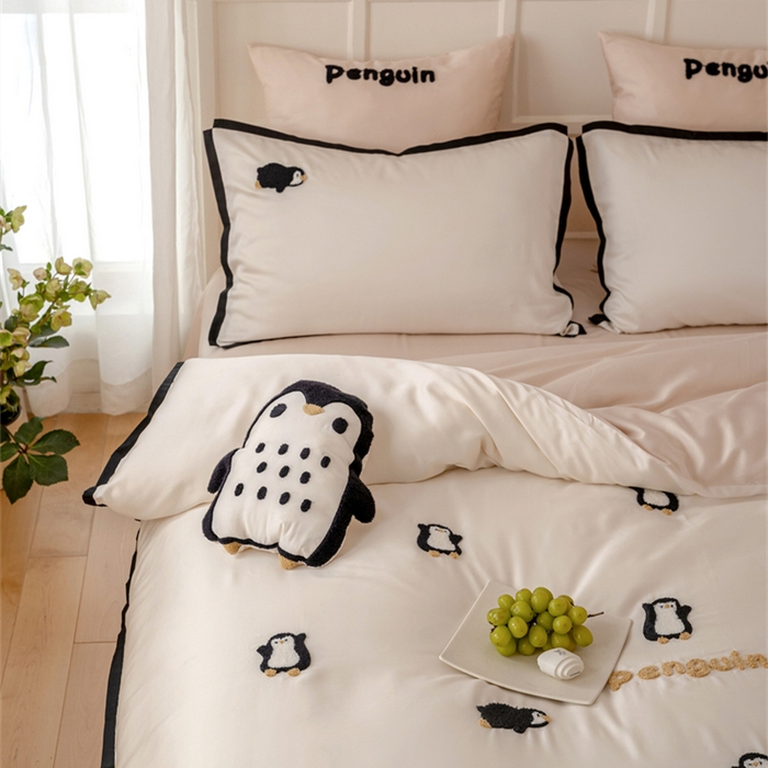 91家纺网 家纺一手货源 找家纺 FORTWO家纺原创设计（FOR TWO家纺） 2025新款60支兰精天丝毛巾绣四件套-断角款 企鹅