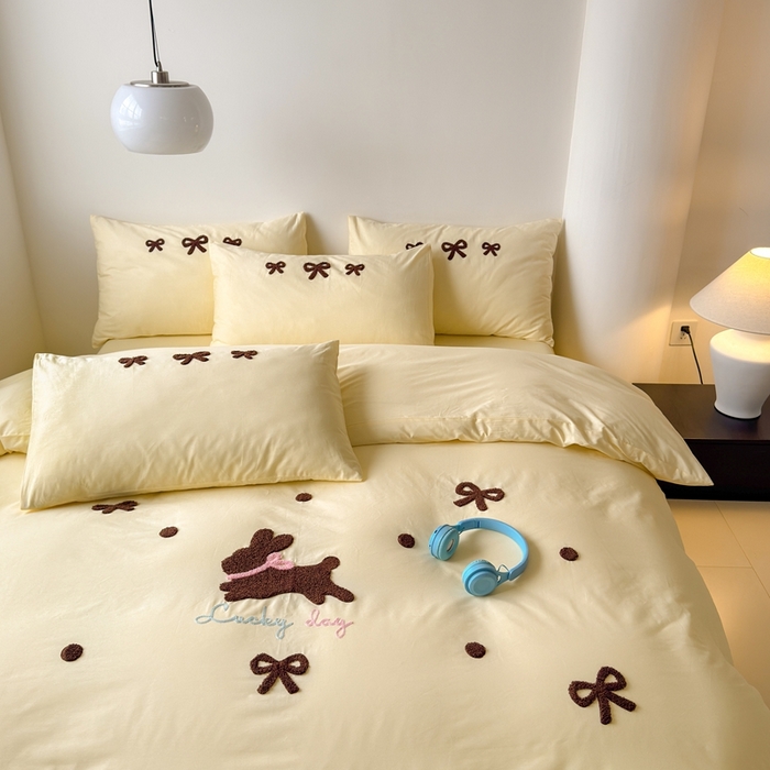 91家纺网 家纺一手货源 找家纺 锦觅家纺 2025新款卡通小清新毛巾绣全棉纯棉四件套（大版定位花型） 奶油兔兔