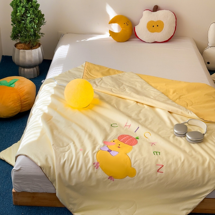 91家纺网 家纺一手货源 找家纺 2025新款快乐多巴胺纯棉夏被 黄色彩虹小鸭子