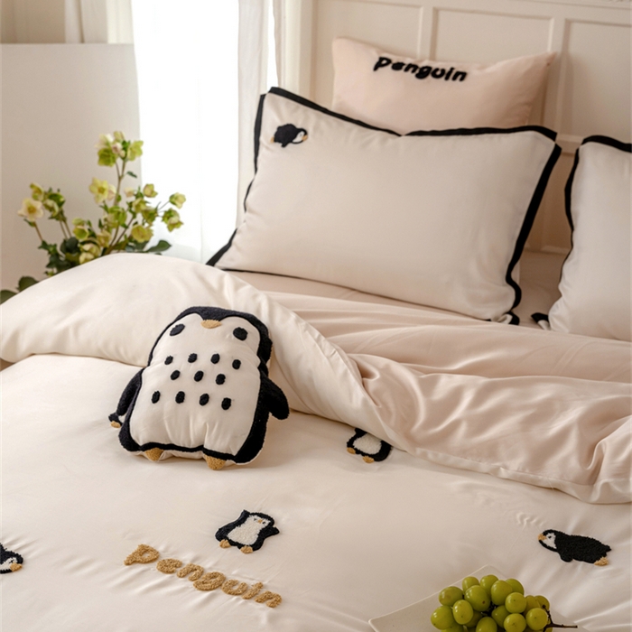 91家纺网 家纺一手货源 找家纺 FORTWO家纺原创设计（FOR TWO家纺） 2025新款60支兰精天丝毛巾绣四件套-断角款 企鹅