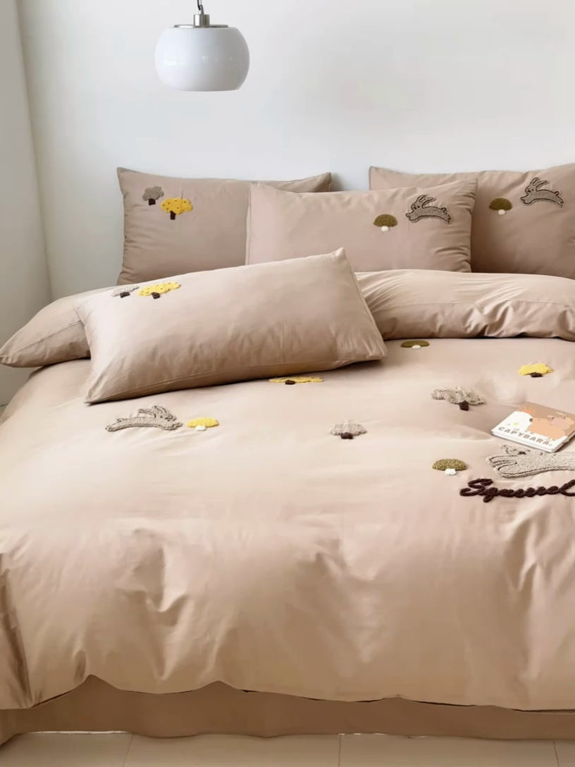 91家纺网 家纺一手货源 找家纺 锦觅家纺 2025新款卡通小清新毛巾绣全棉纯棉四件套（大版定位花型） 丛林趣事