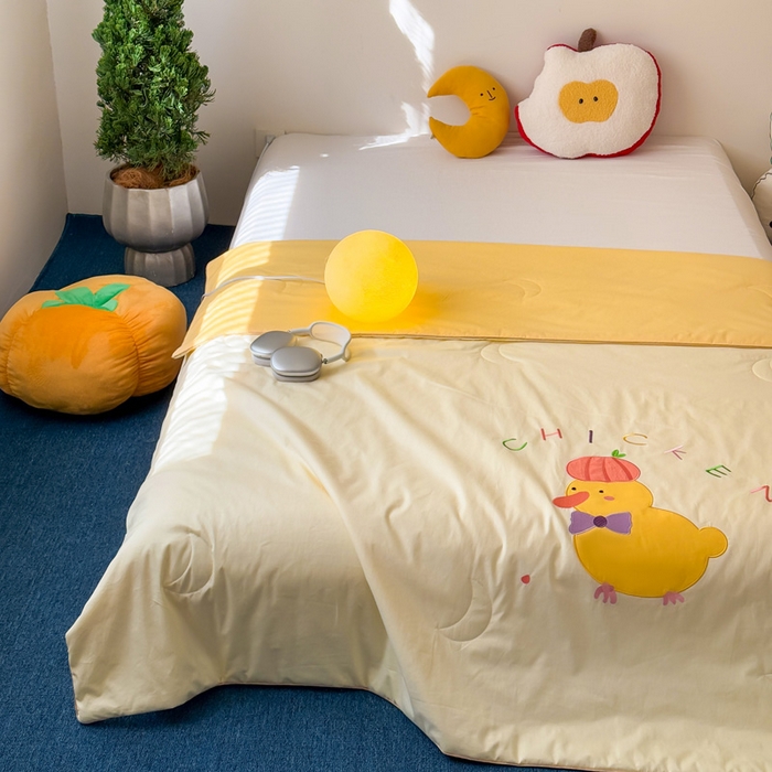 91家纺网 家纺一手货源 找家纺 2025新款快乐多巴胺纯棉夏被 黄色彩虹小鸭子