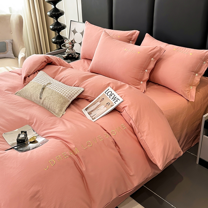 91家纺网 家纺一手货源 找家纺 宇彬家纺 2025直播热款13374全棉母婴级纽扣款压线纯色刺绣四件套全棉贡缎新疆长绒棉字母款轻奢 纽扣-奶油粉