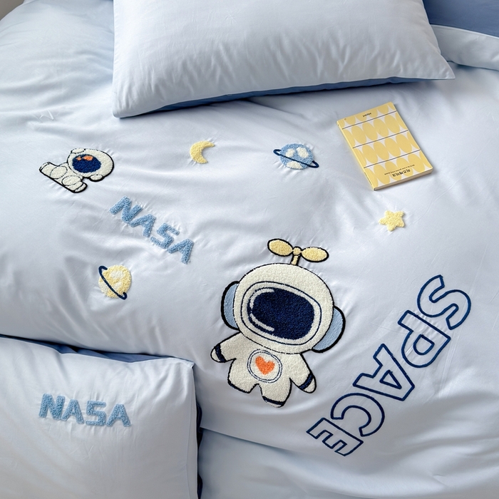 91家纺网 家纺一手货源 找家纺 锦觅家纺 2025新款卡通小清新毛巾绣全棉纯棉四件套（大版定位花型） 小宇航员