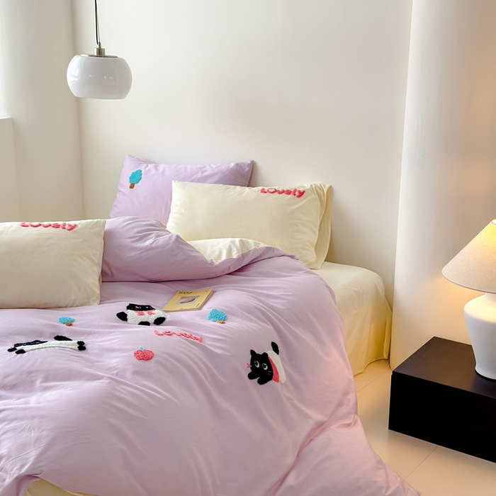 91家纺网 家纺一手货源 找家纺 锦觅家纺 2025新款卡通小清新毛巾绣全棉纯棉四件套（大版定位花型） 嬉戏猫咪