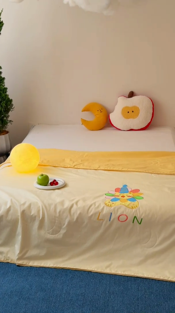 91家纺网 家纺一手货源 找家纺 2025新款快乐多巴胺纯棉夏被 黄色彩虹小狮子